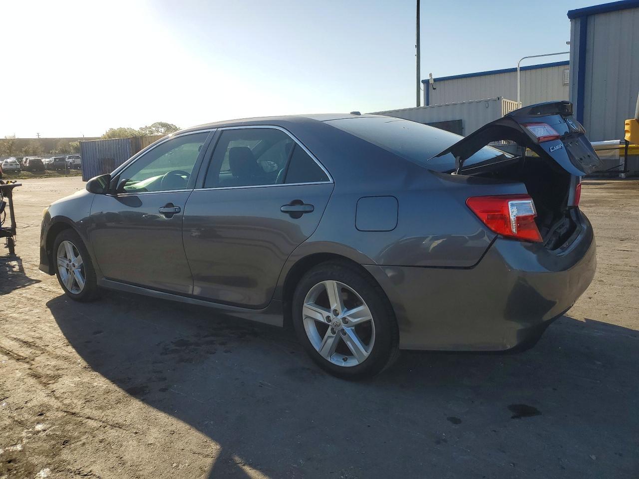 2014 Toyota Camry Se - Image 2