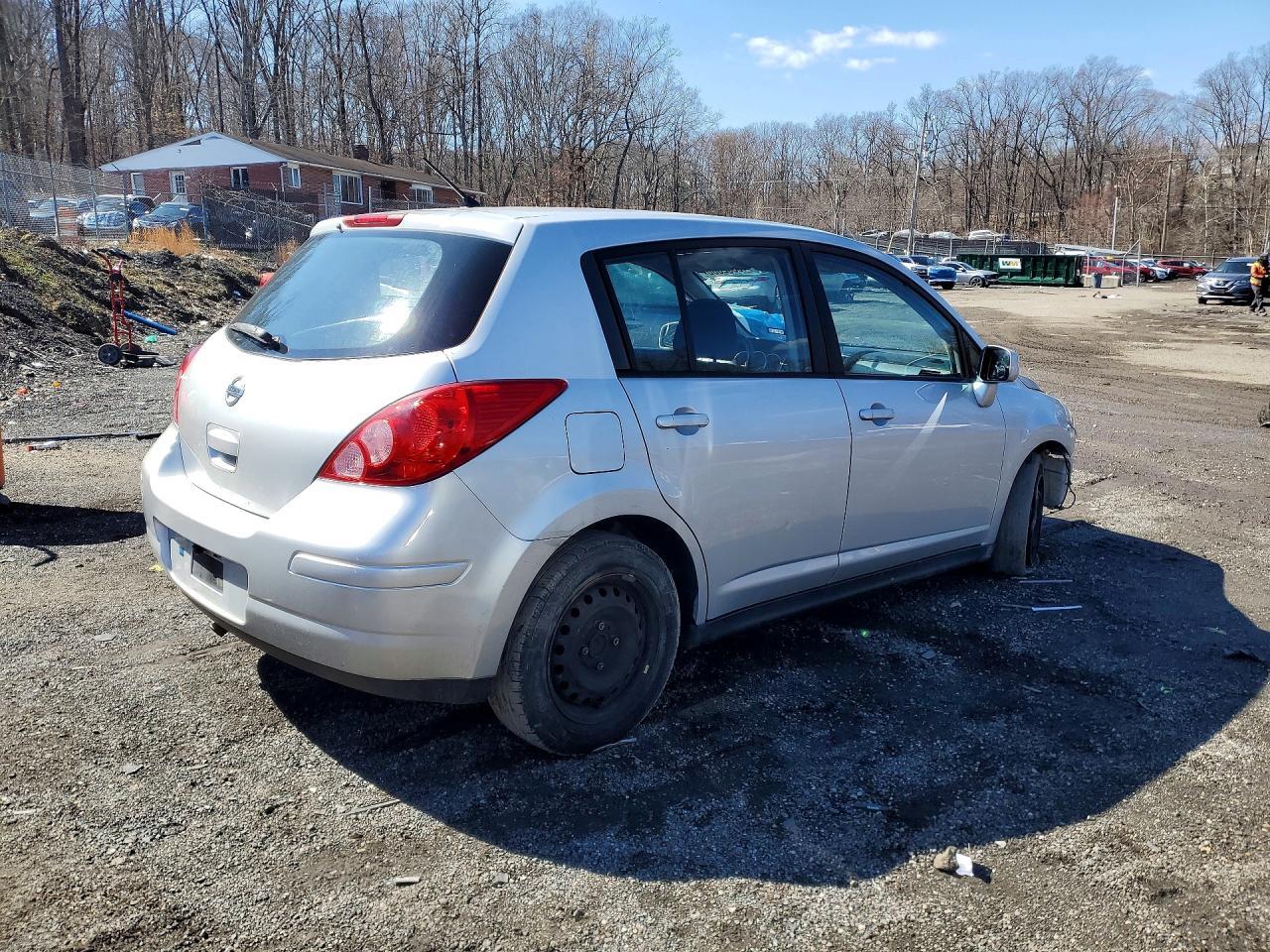 2010 Nissan Versa 1.8 S - Фото 3