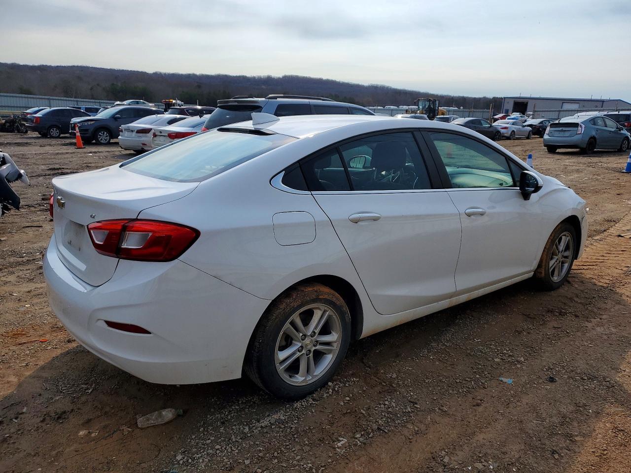 2018 Chevrolet Cruze Lt - Image 3