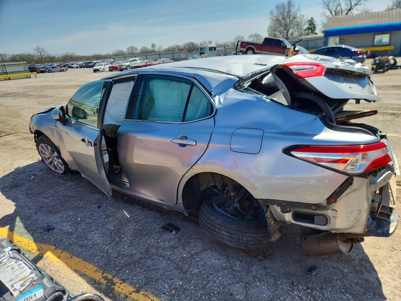 2020 Toyota Camry Le - Фото 2