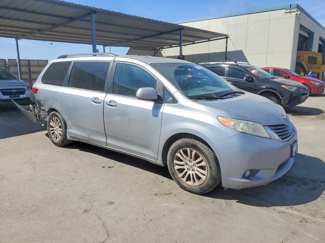 2016 Toyota Sienna Xle 8-Passenger - Image 4