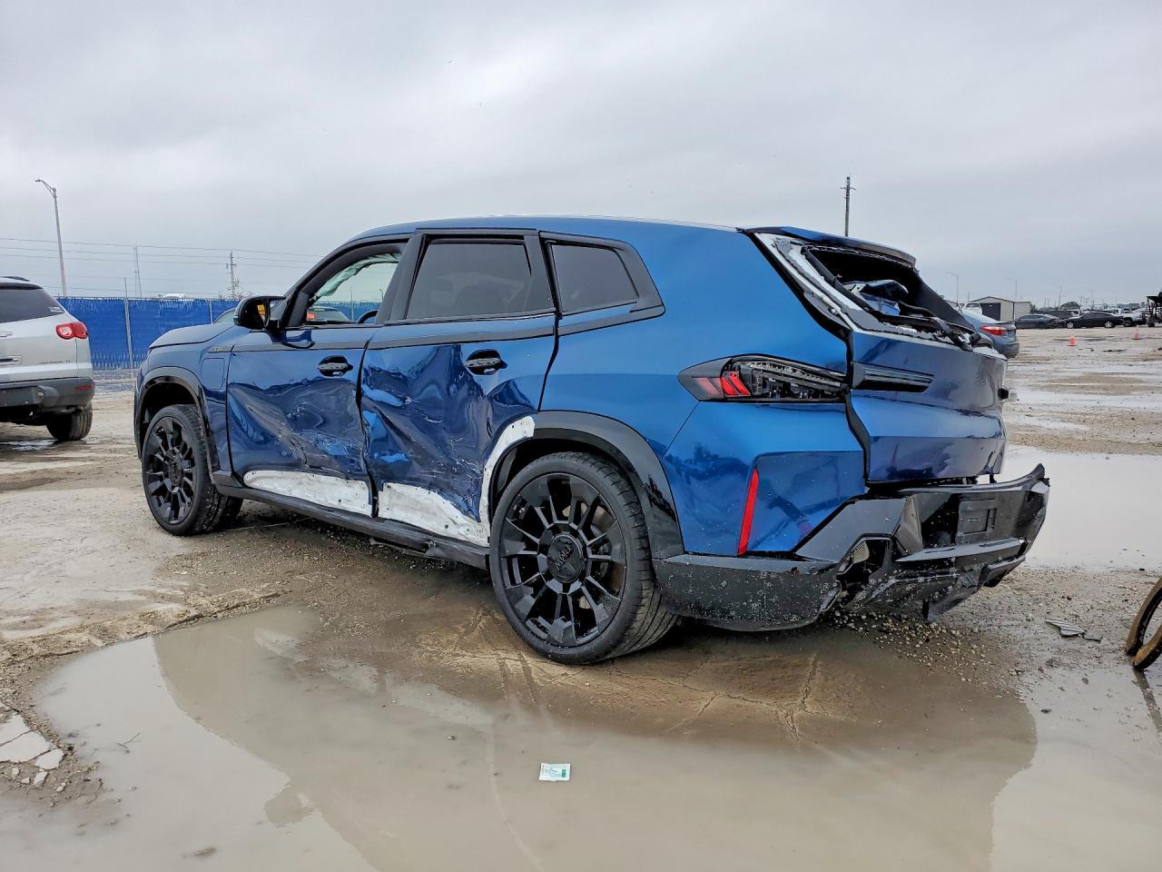 2025 BMW Xm - Image 2