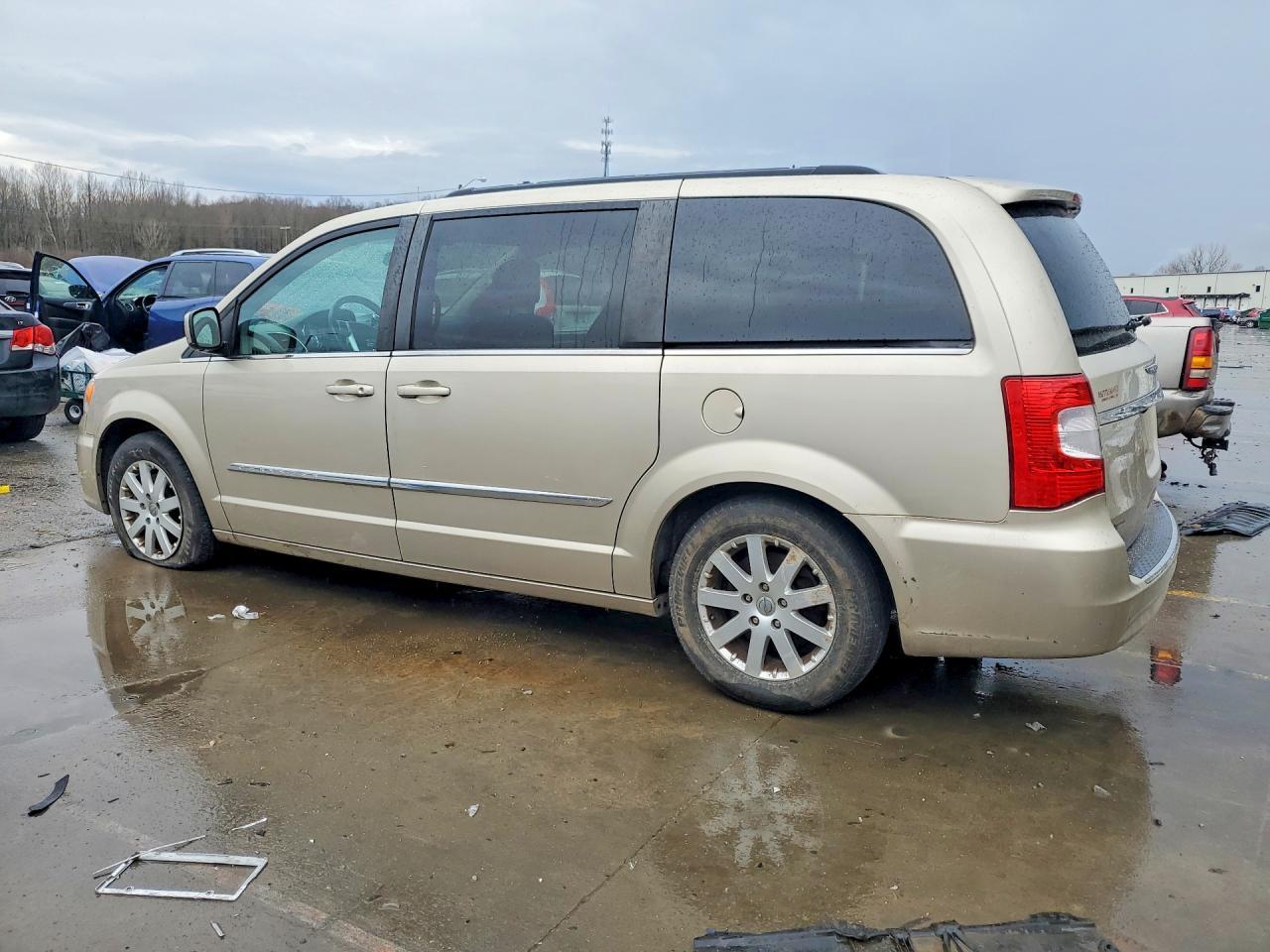 2015 Chrysler Town & Country Touring - Фото 2