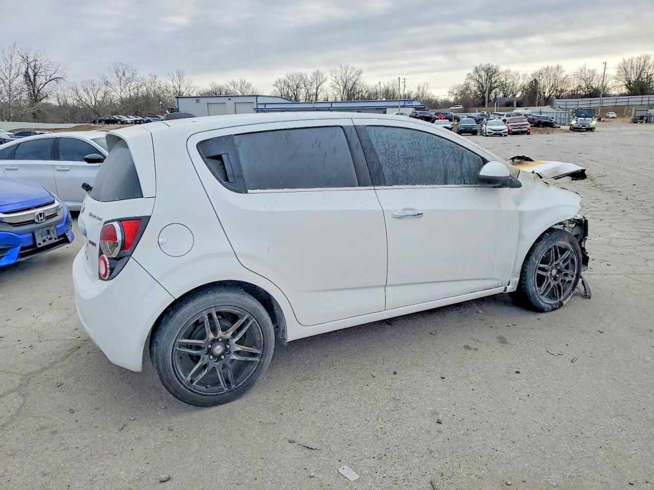 2015 Chev Sonic Ltz - Фото 3
