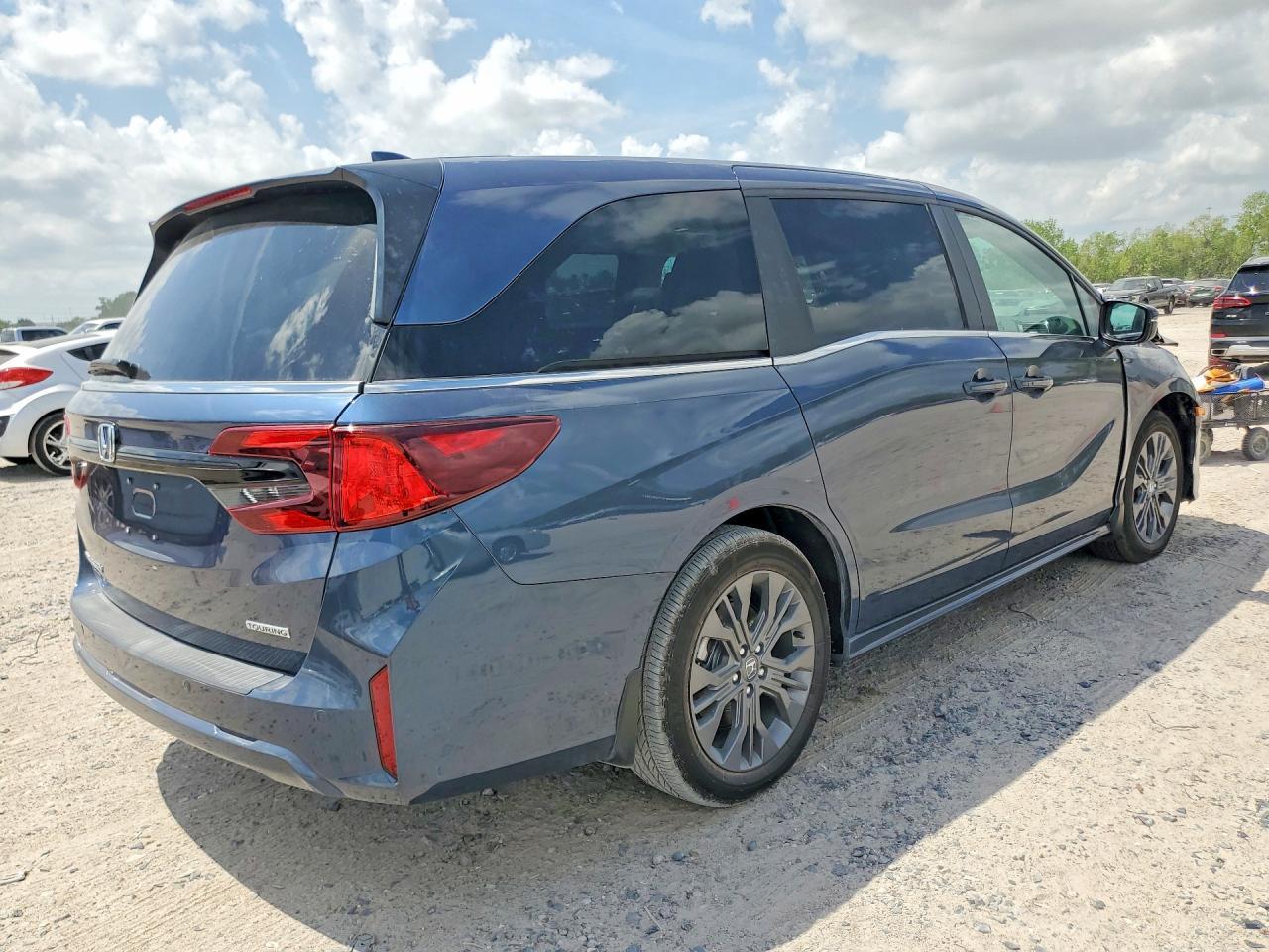 2026 Honda Odyssey Touring - Image 3