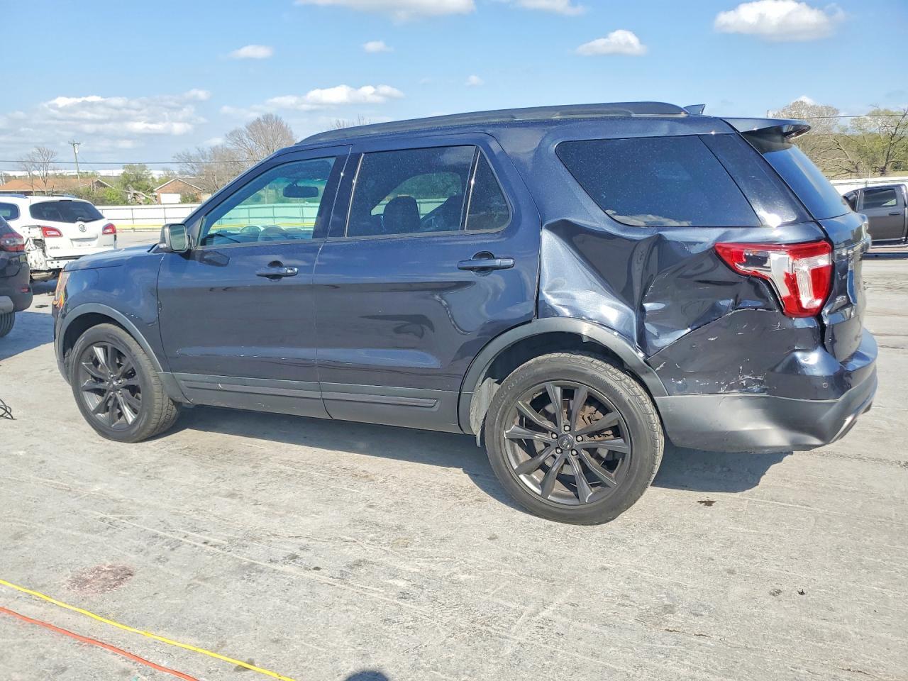 2017 Ford Explorer Xlt - Image 2
