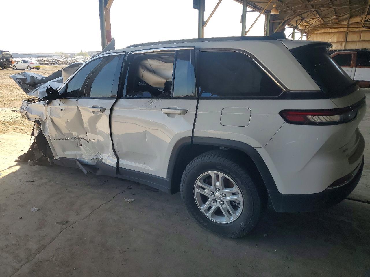 2023 Jeep Grand Cherokee Laredo - Image 2