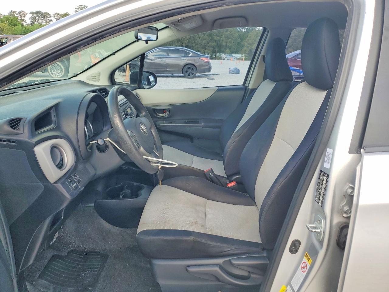 2013 Toyota Yaris 5-Door Le - Image 7