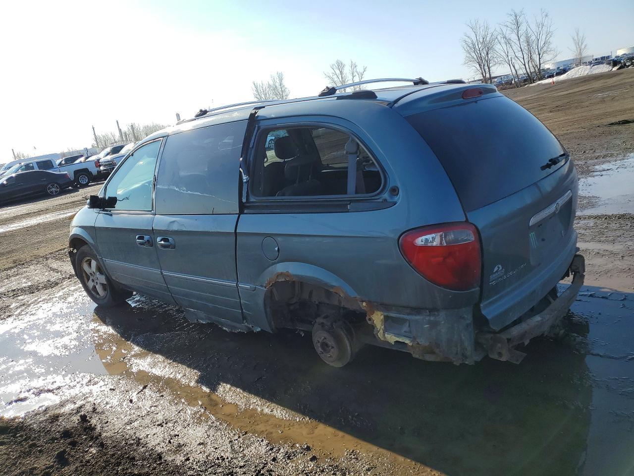 2005 Chrysler Town & Country Limited - Image 2