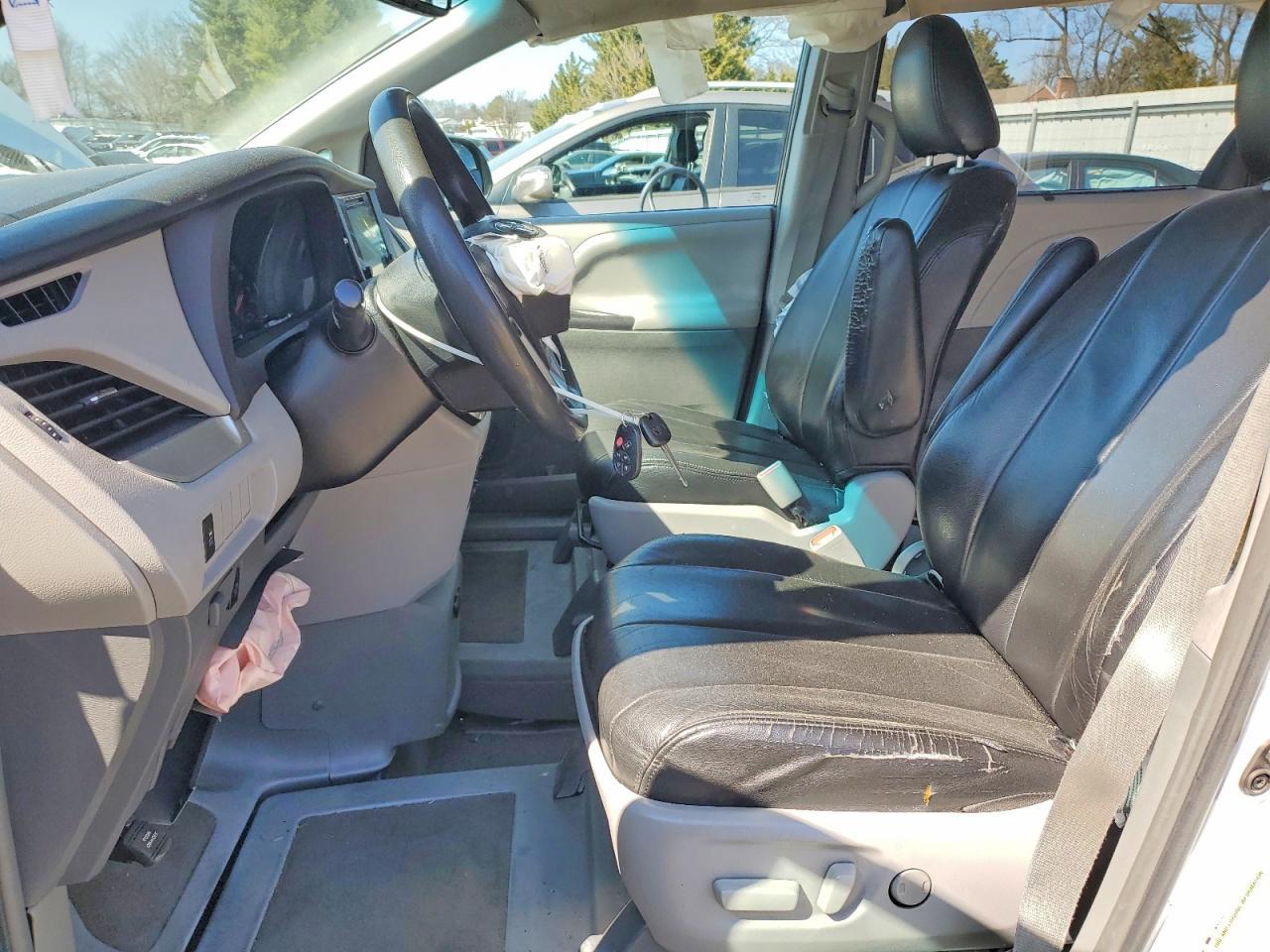 2015 Toyota Sienna Le Mobility 7-Passenger - Image 7