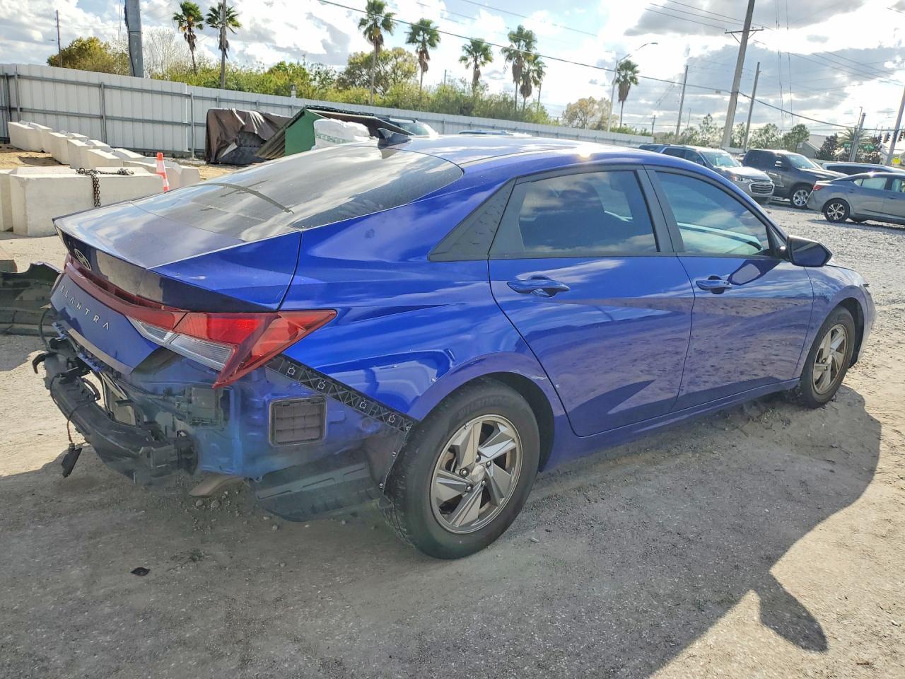 2024 Hyundai Elantra Se - Image 3