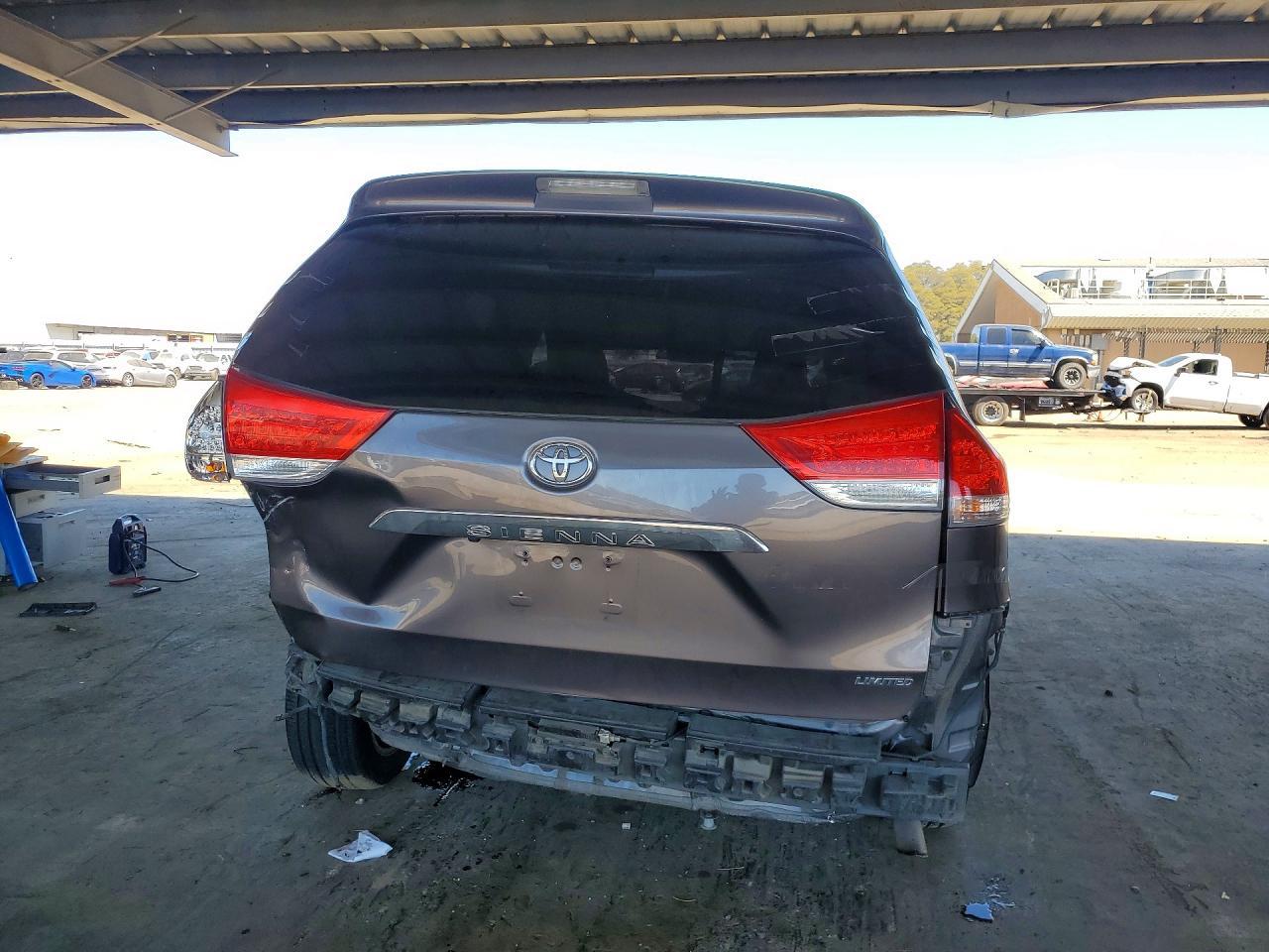 2012 Toyota Sienna Limited 7-Passenger - Фото 6