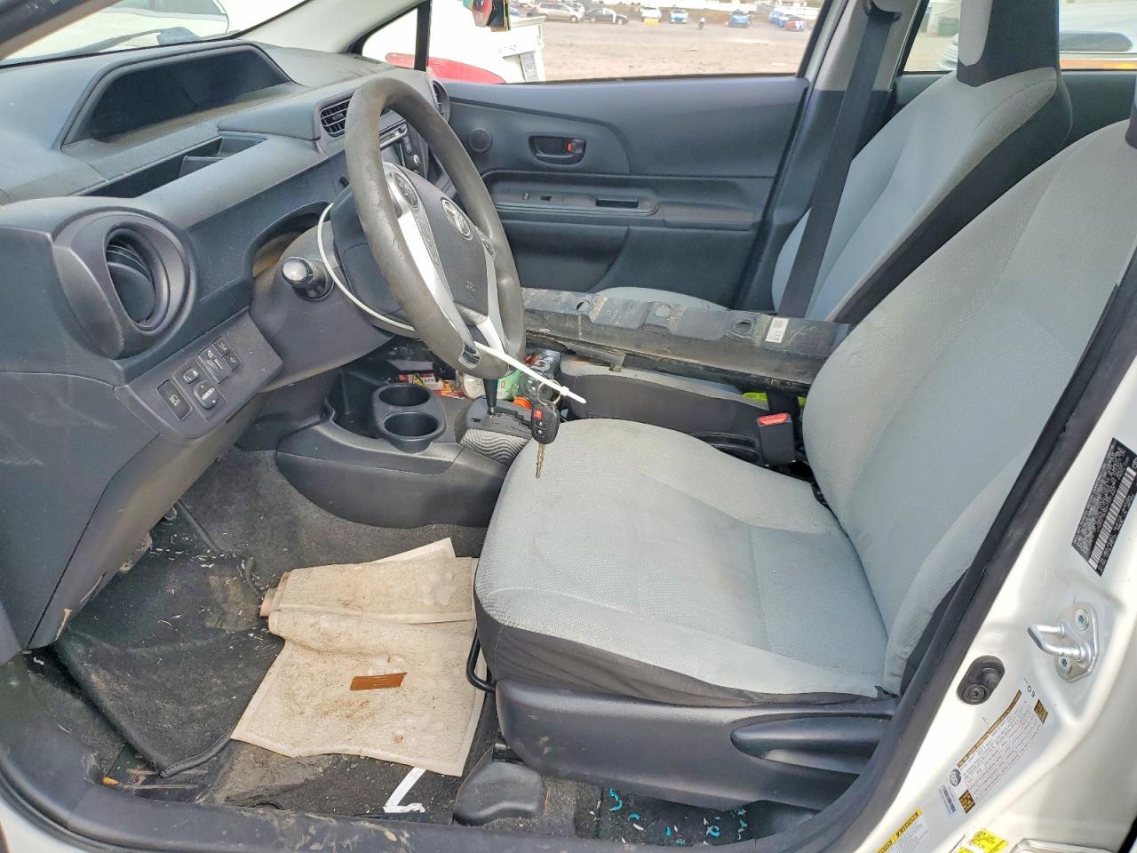 2017 Toyota Prius C - Фото 7