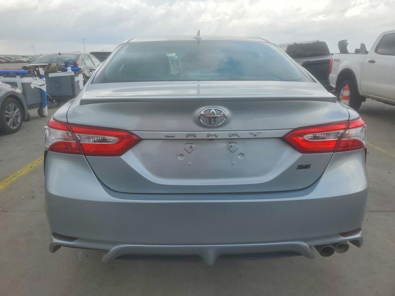 2020 Toyota Camry Se - Фото 6