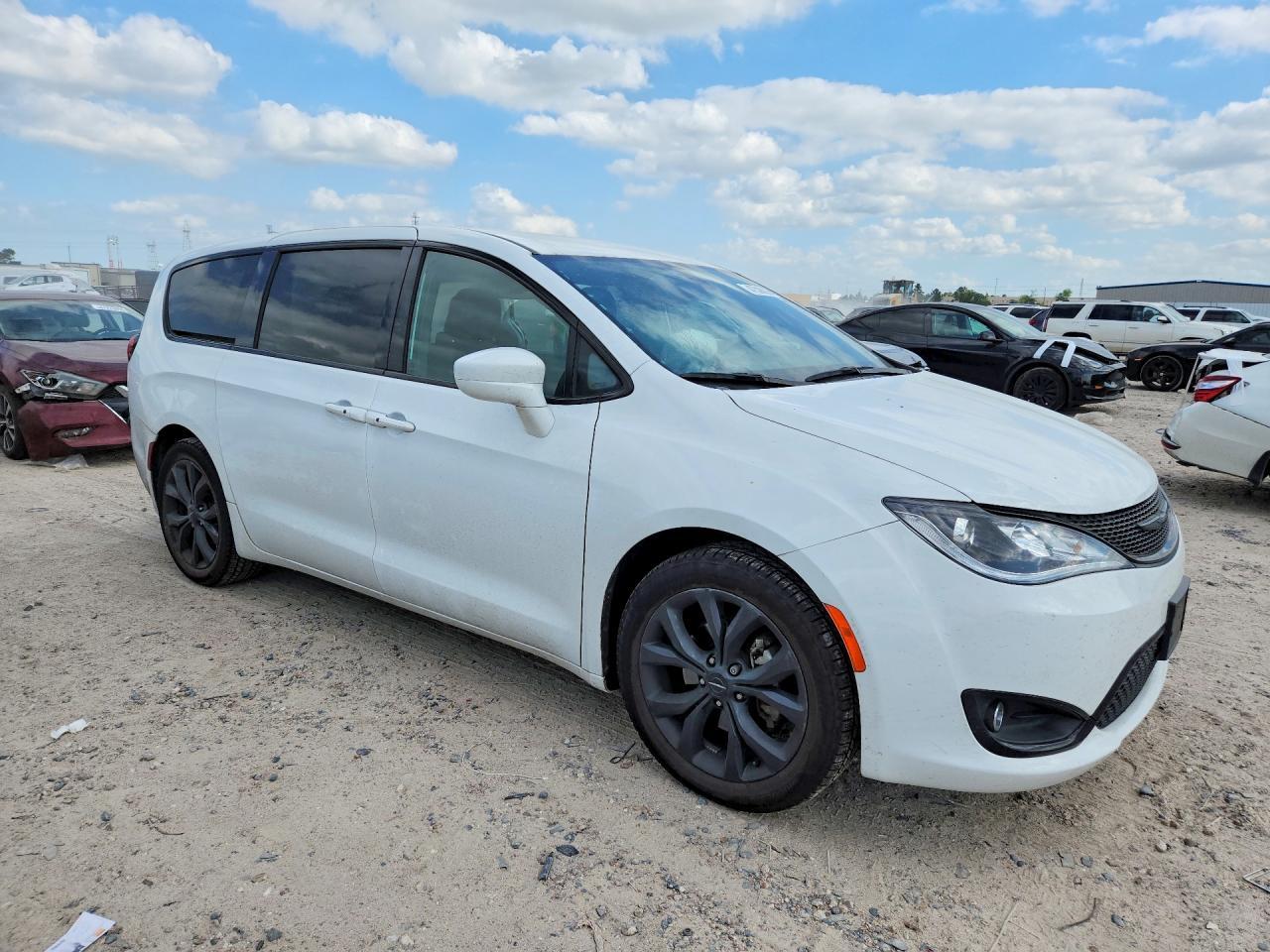 2020 Chrysler Pacifica Touring - Фото 4