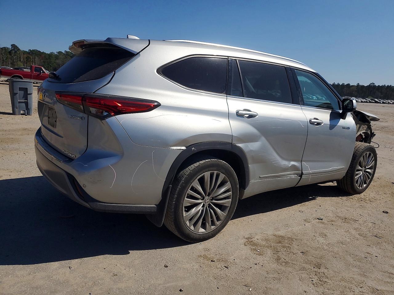 2021 Toyota Highlander Hybrid Platinum - Image 3