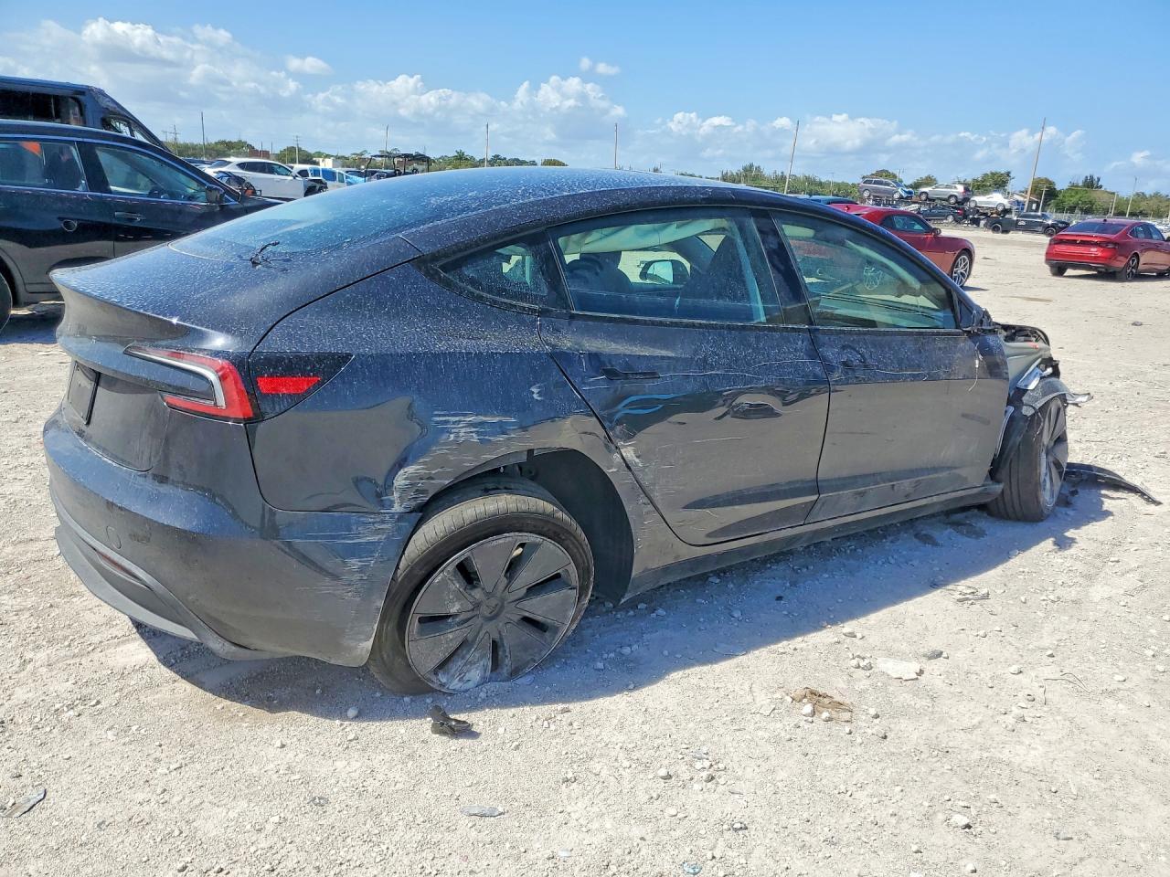 2025 Tesla Model 3 - Фото 3