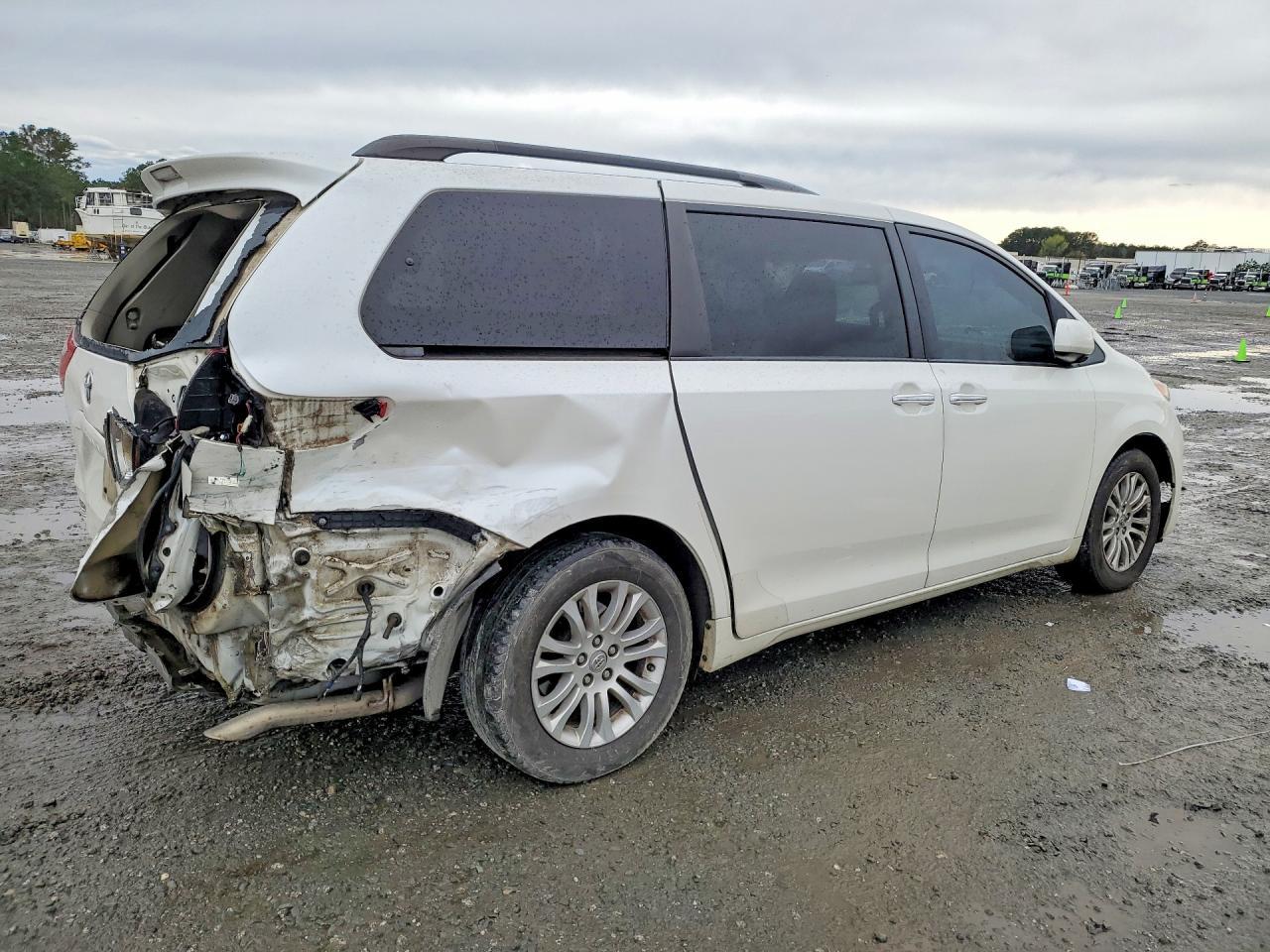 2015 Toyota Sienna Xle 8-Passenger - Фото 3