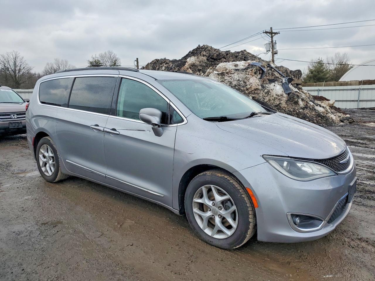 2017 Chrysler Pacifica Touring L - Image 4
