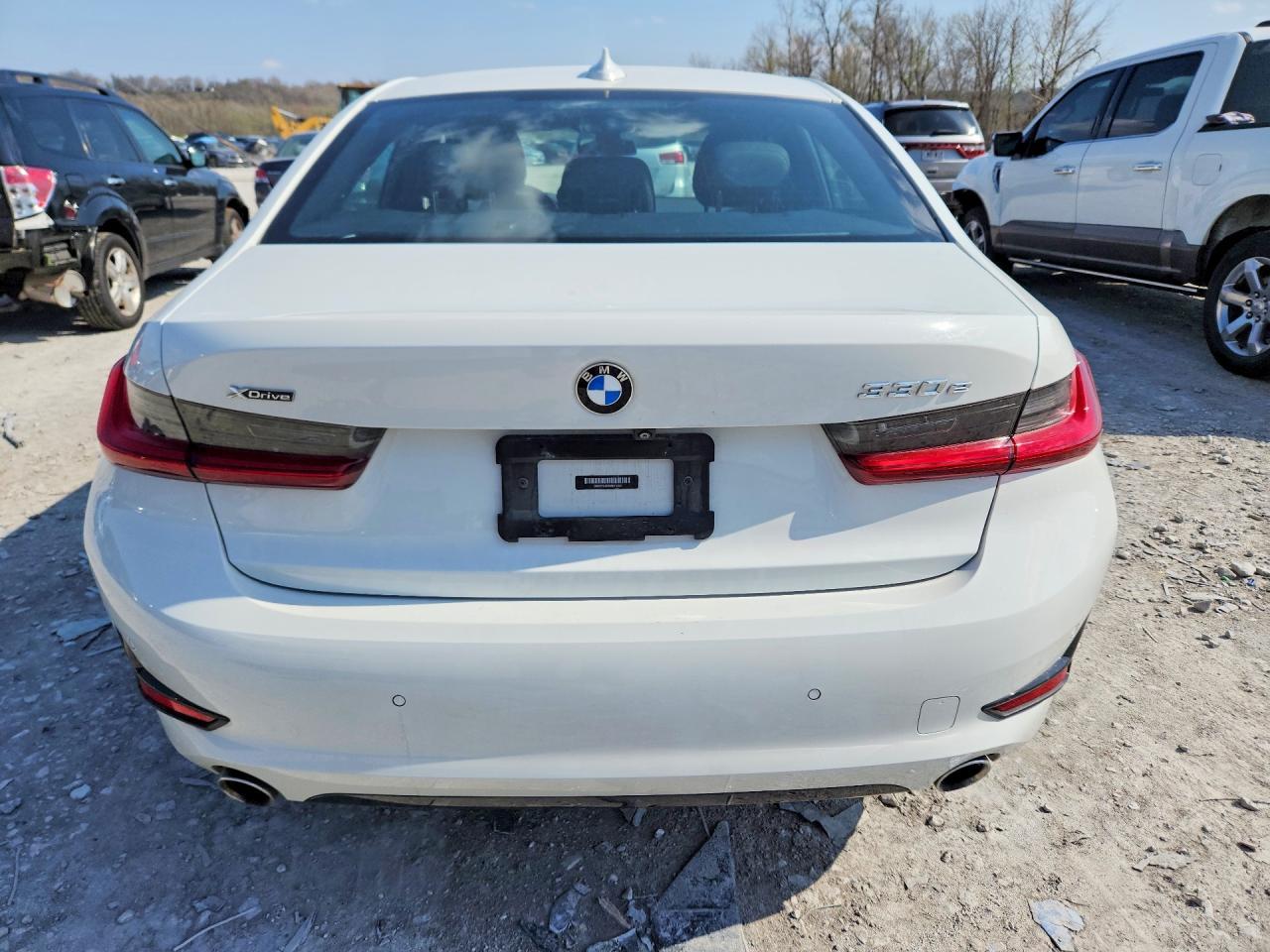 2021 BMW 330Xe - Фото 6