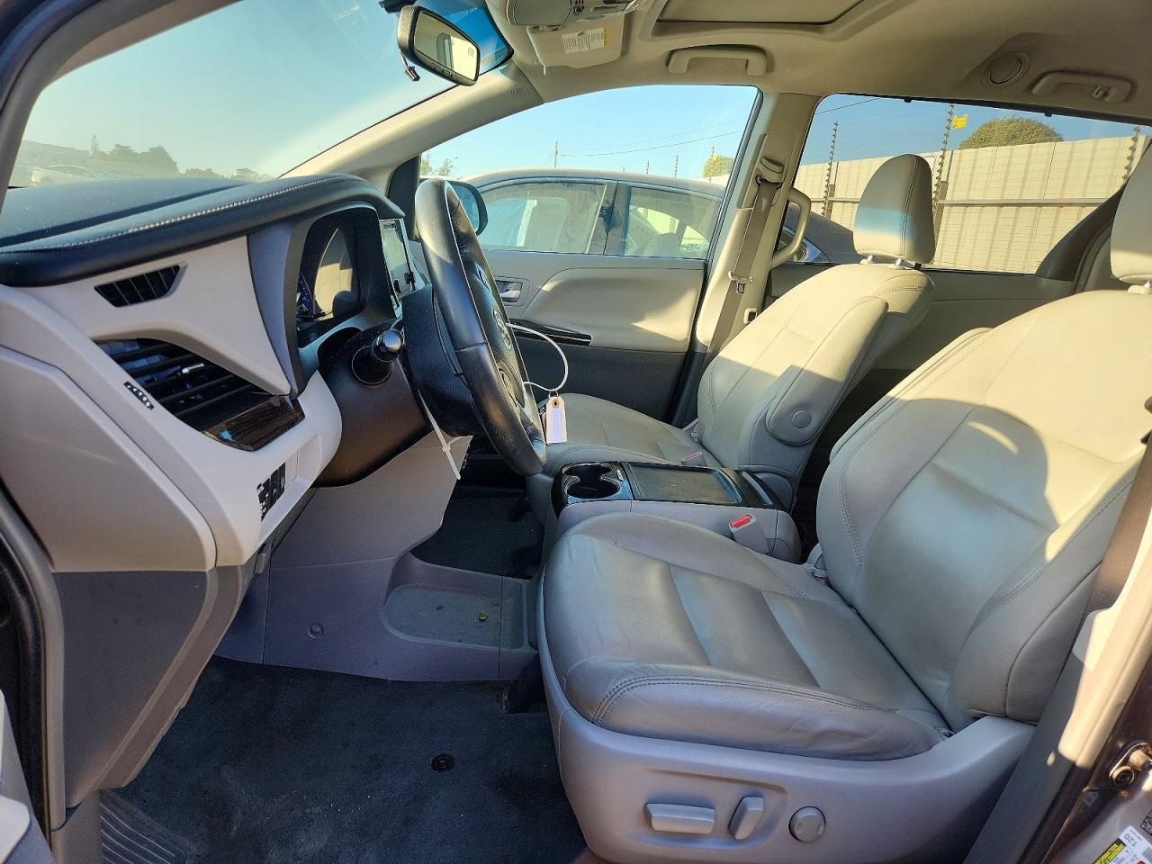 2017 Toyota Sienna Xle - Image 7