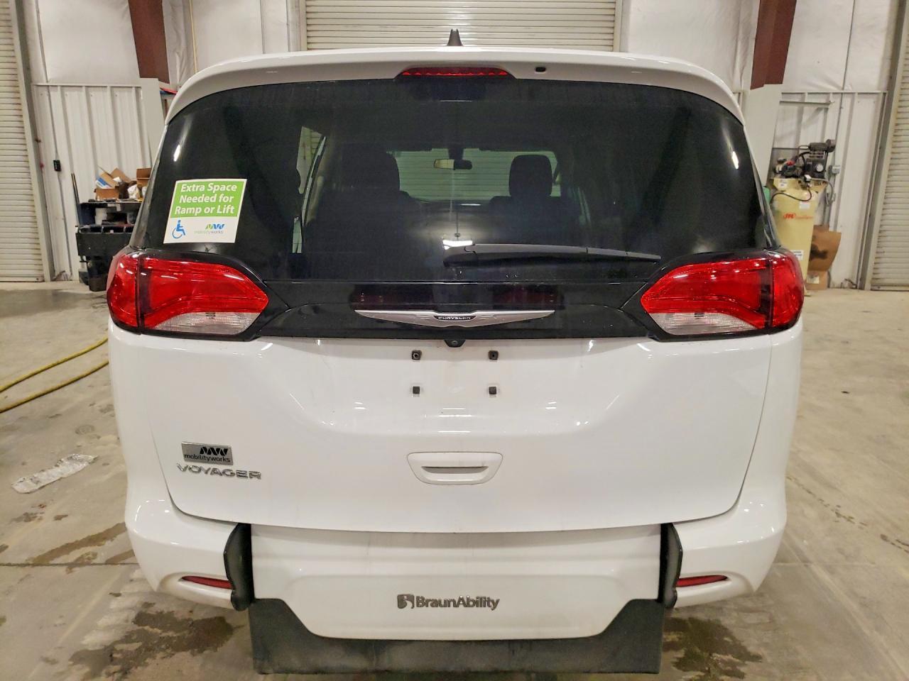 2022 Chrysler Voyager Lx - Image 6