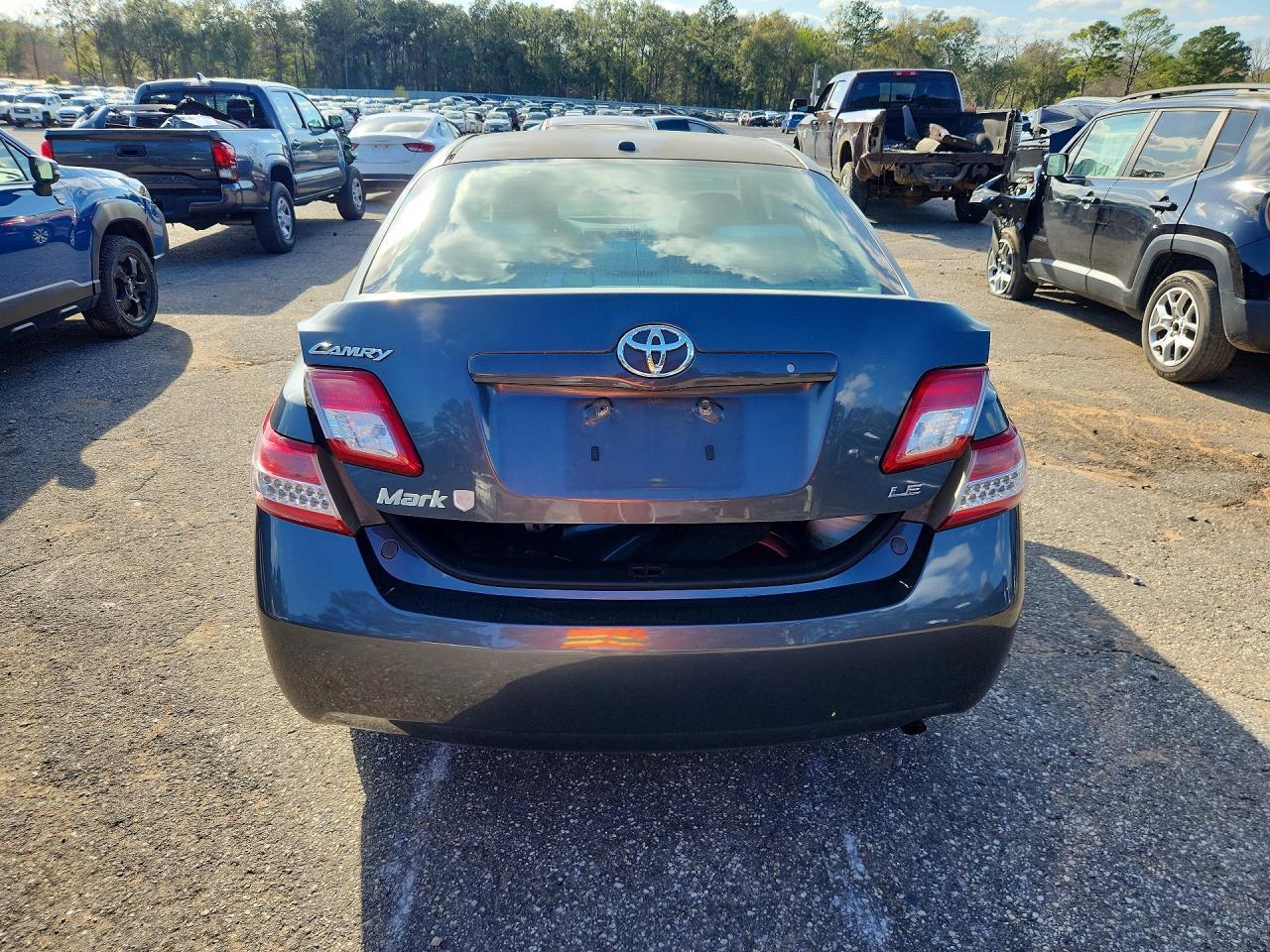 2011 Toyota Camry Le - Фото 6