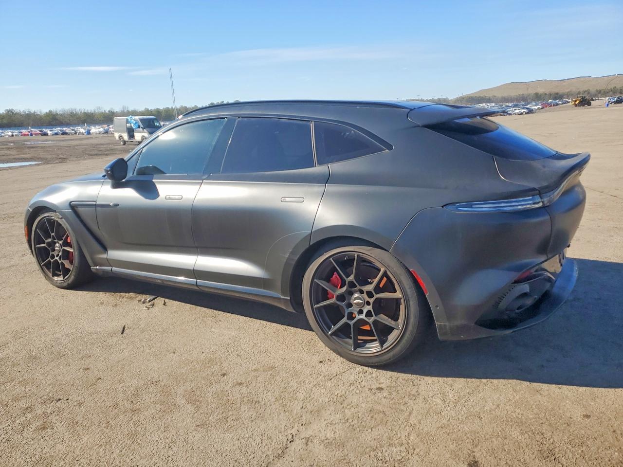 2021 Aston Martin Dbx - Фото 2