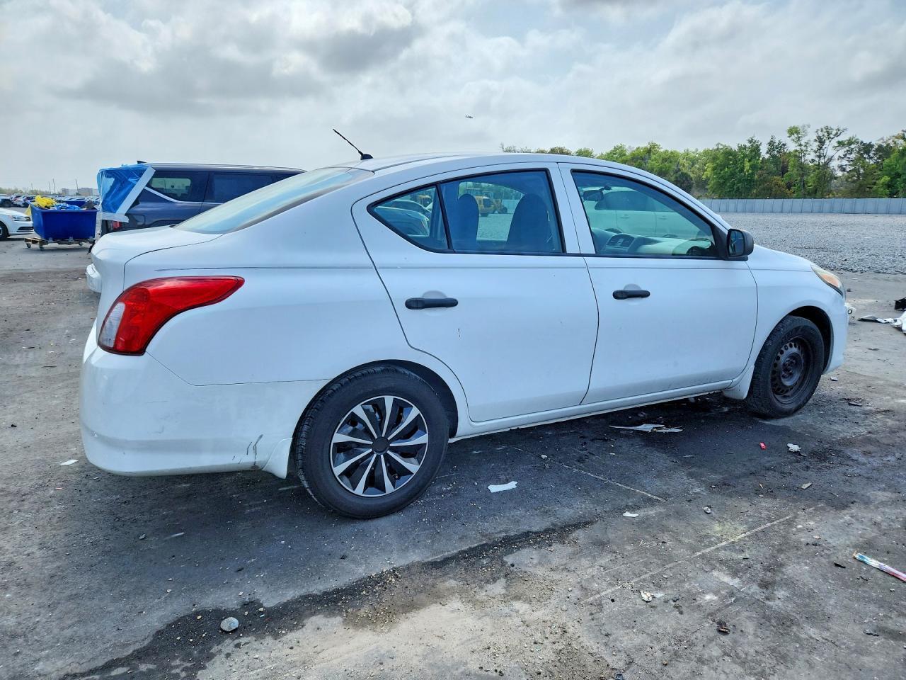 2015 Nissan Versa 1.6 S - Image 3