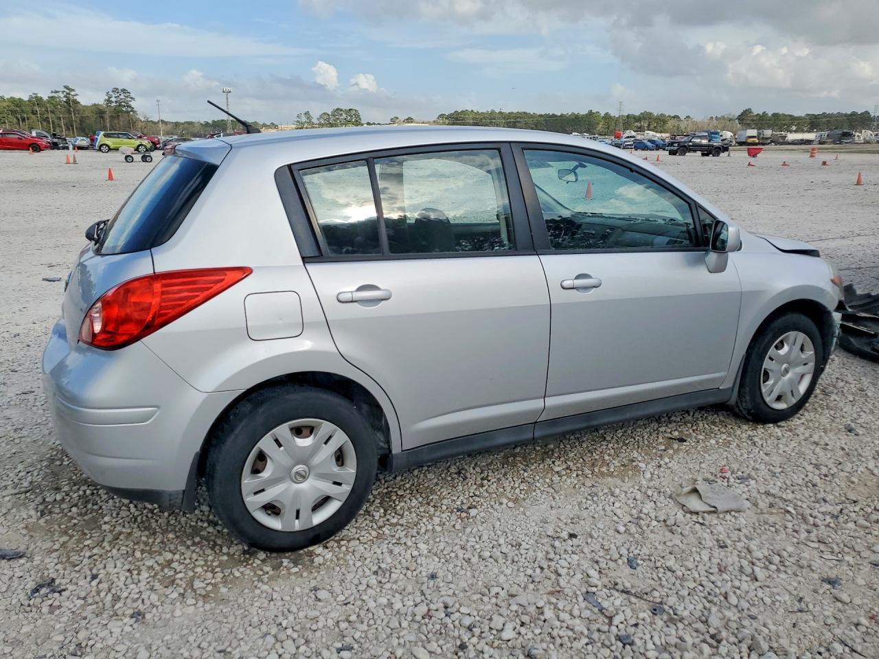 2011 Nissan Versa 1.8 S - Фото 3