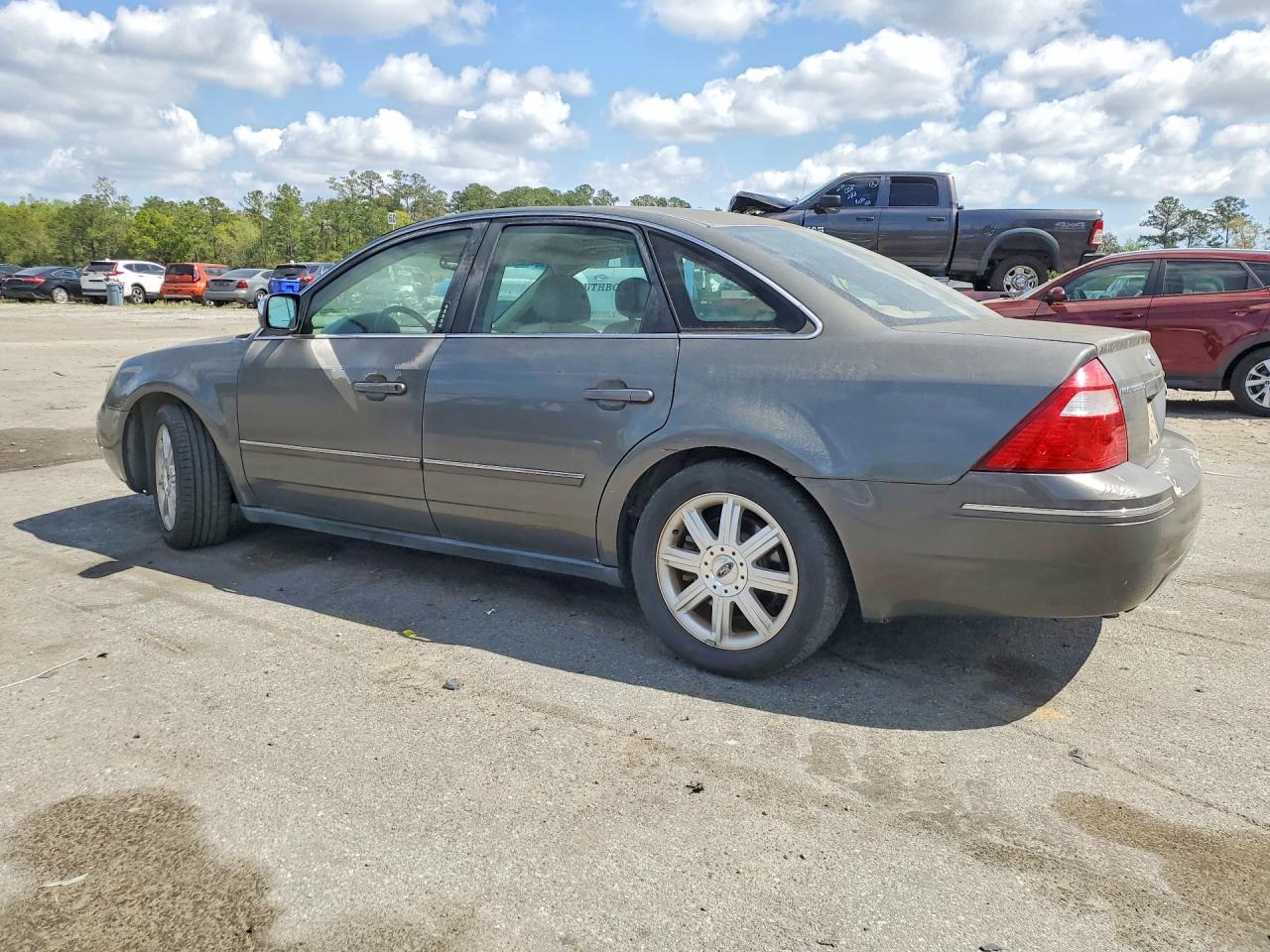 2005 Ford Five Hundred Limited - Image 2