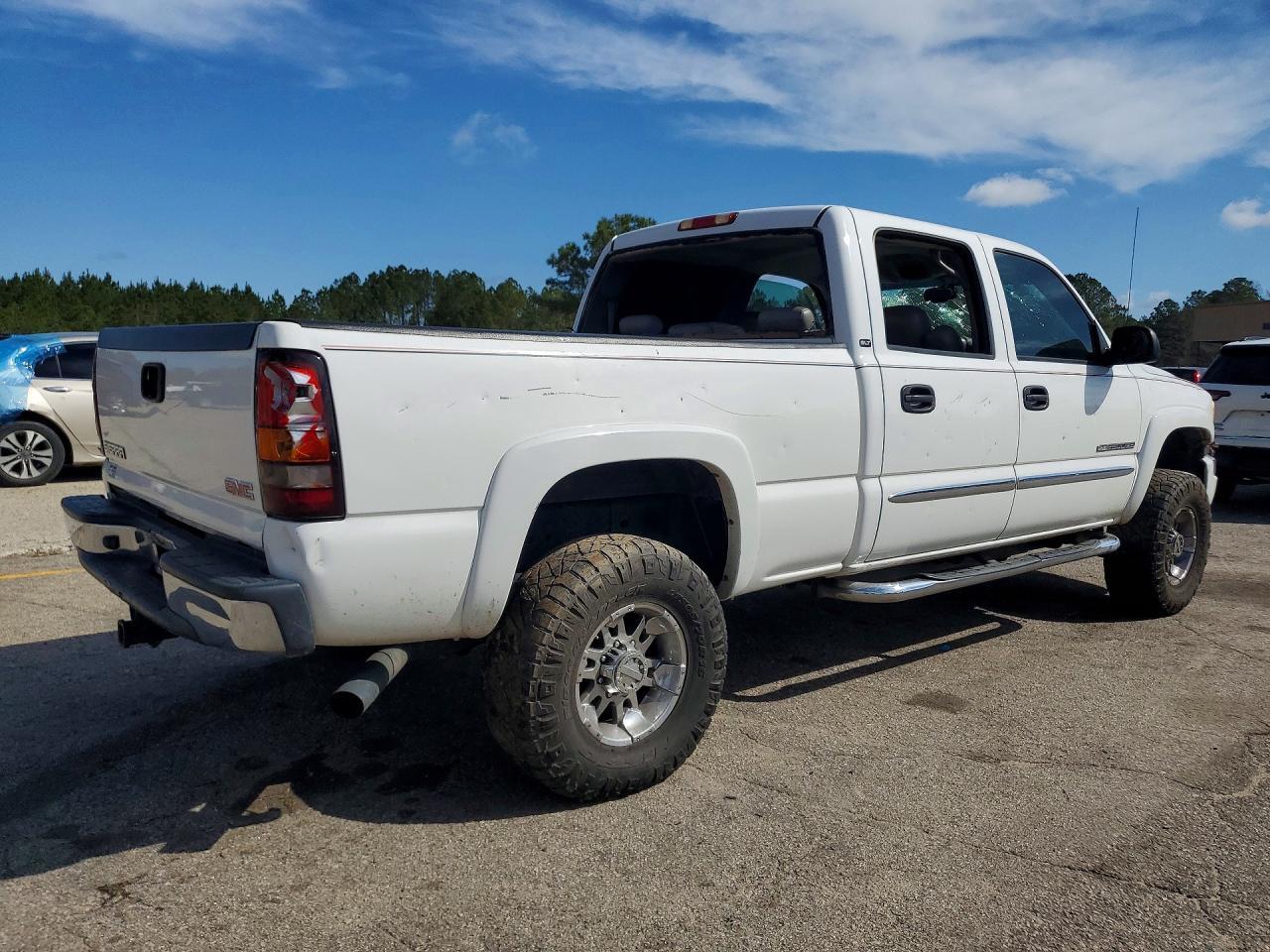 2004 GMC Sierra C2500 Heavy Duty - Image 3
