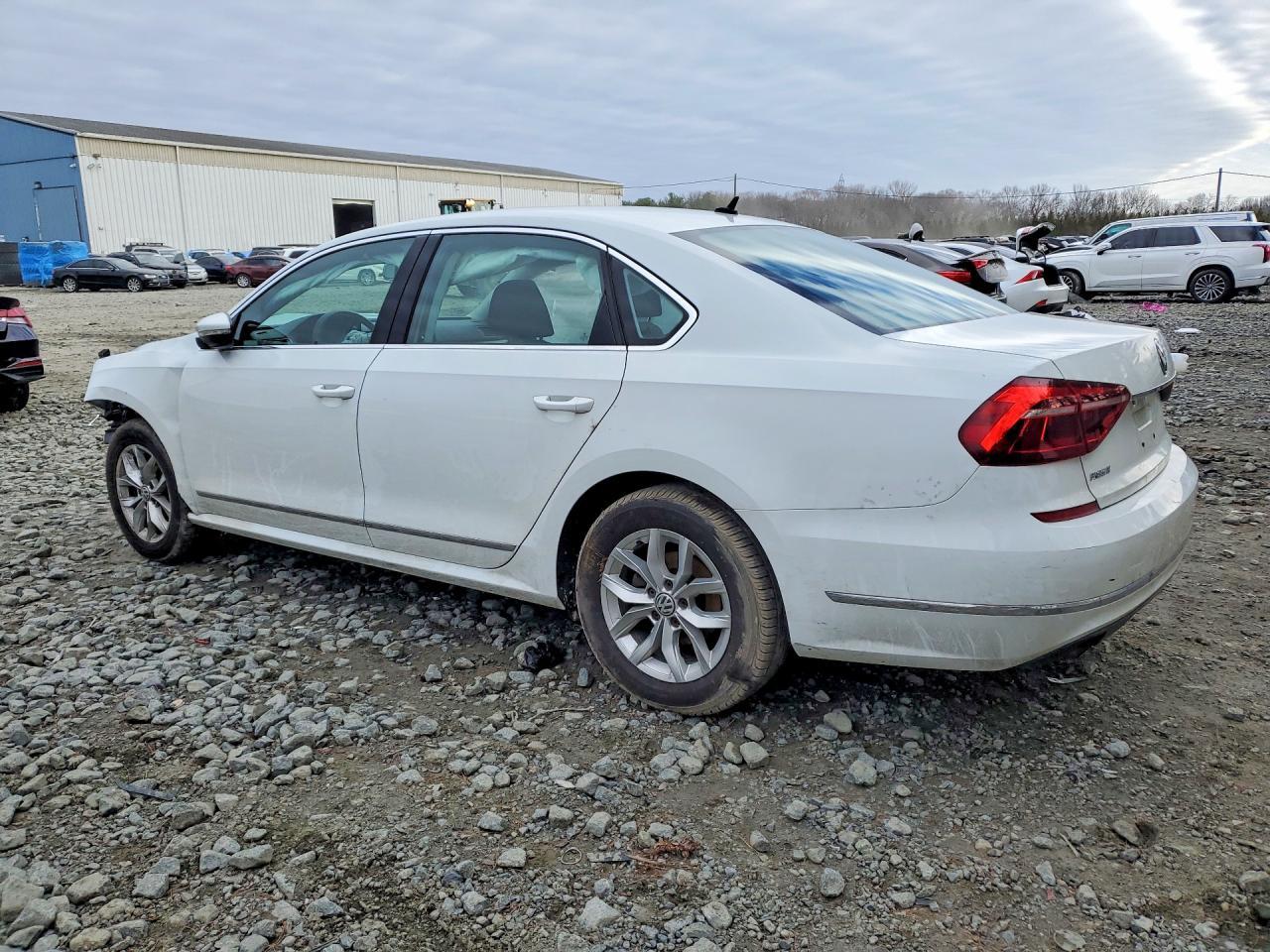 2017 Volkswagen Passat S - Фото 2