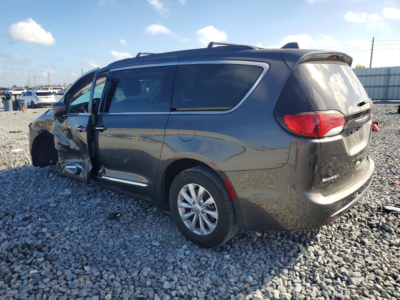 2017 Chrysler Pacifica Touring L - Фото 2