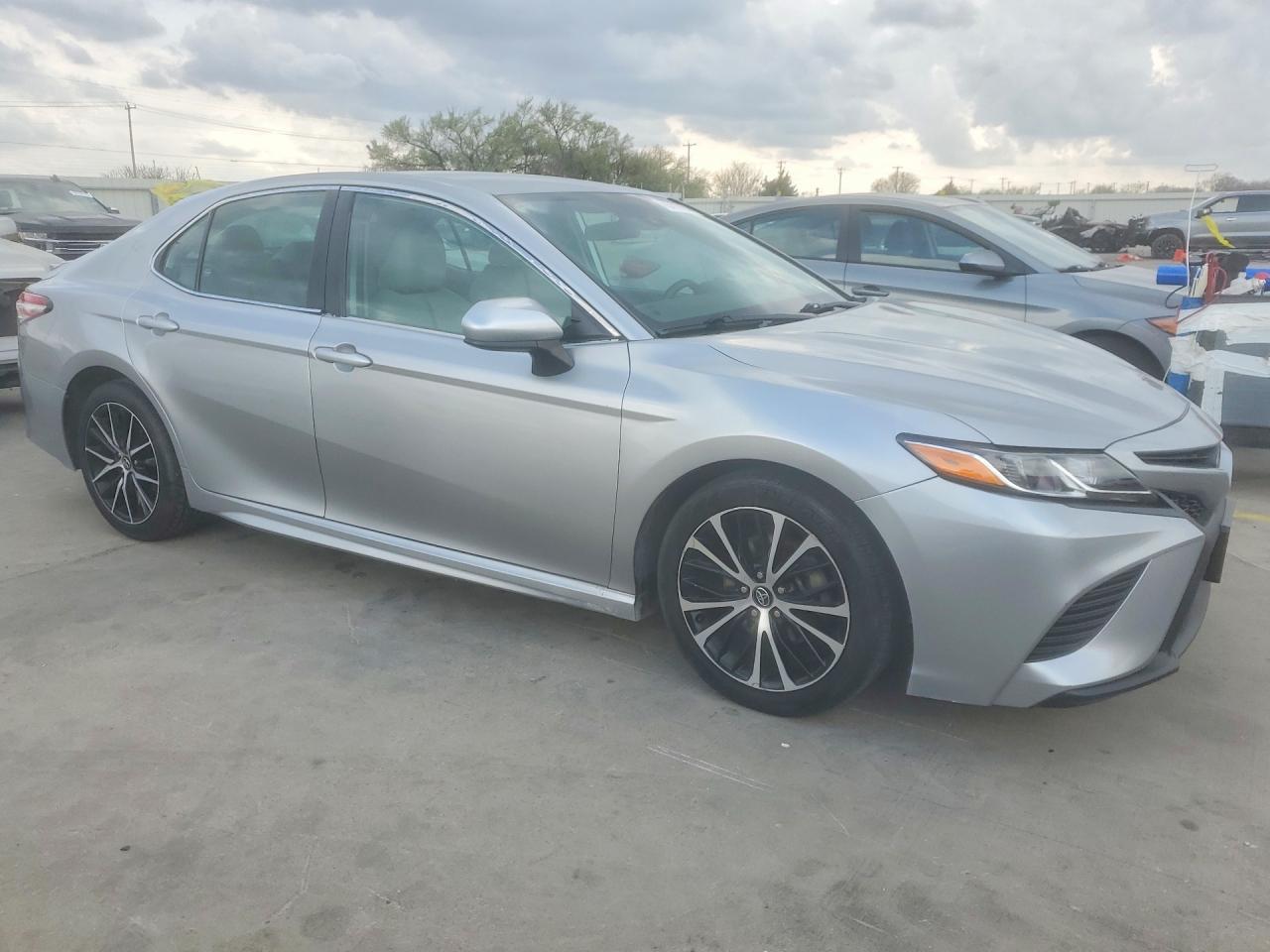 2020 Toyota Camry Se - Фото 4