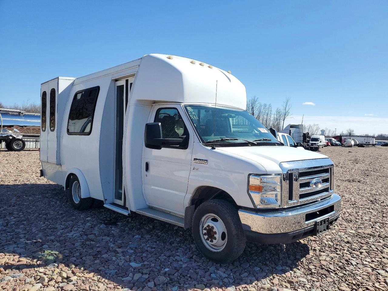 2013 Ford Econoline E350 Super Duty Cutaway Van
