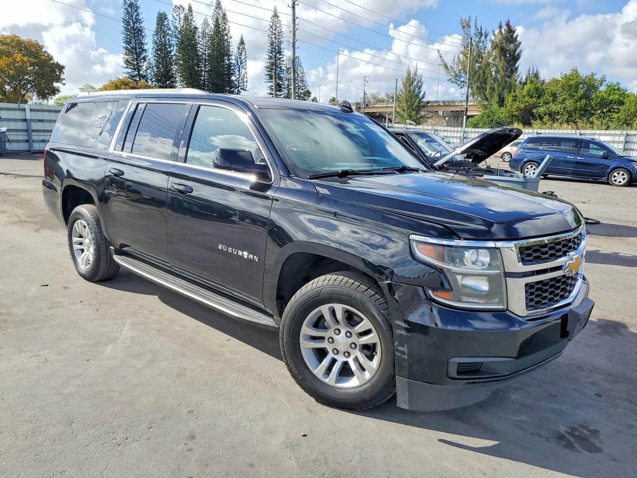 2019 Chevrolet Suburban K1500 Lt - Image 4
