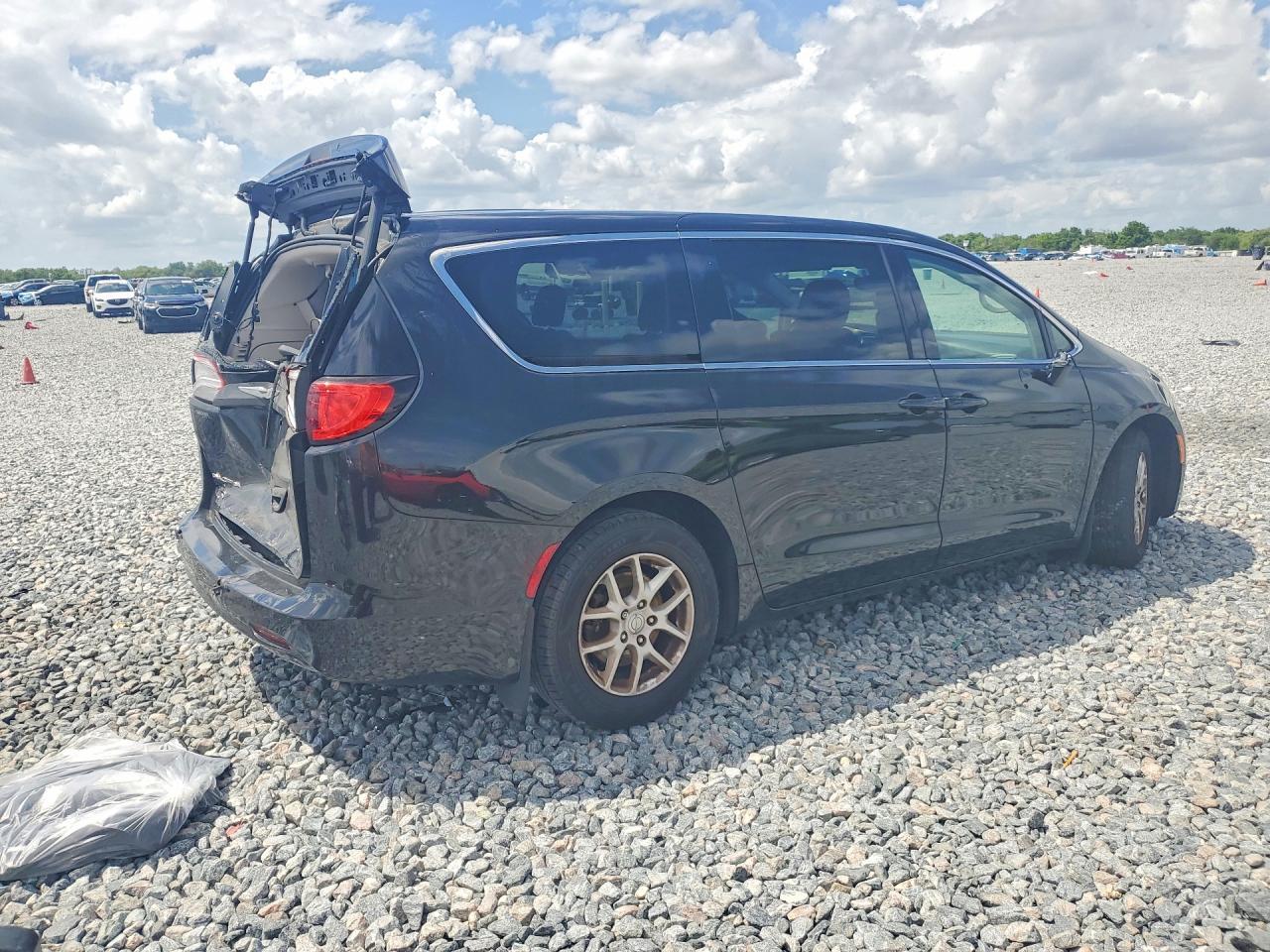 2017 Chrysler Pacifica Touring - Image 3