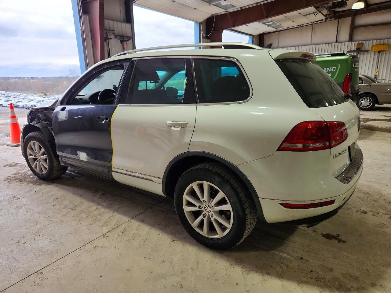 2014 Volkswagen Touareg V6 - Image 2