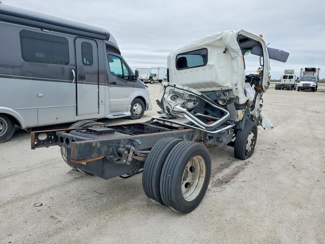 2015 Isuzu Npr Hd Truck Cab And Chassis - Image 4