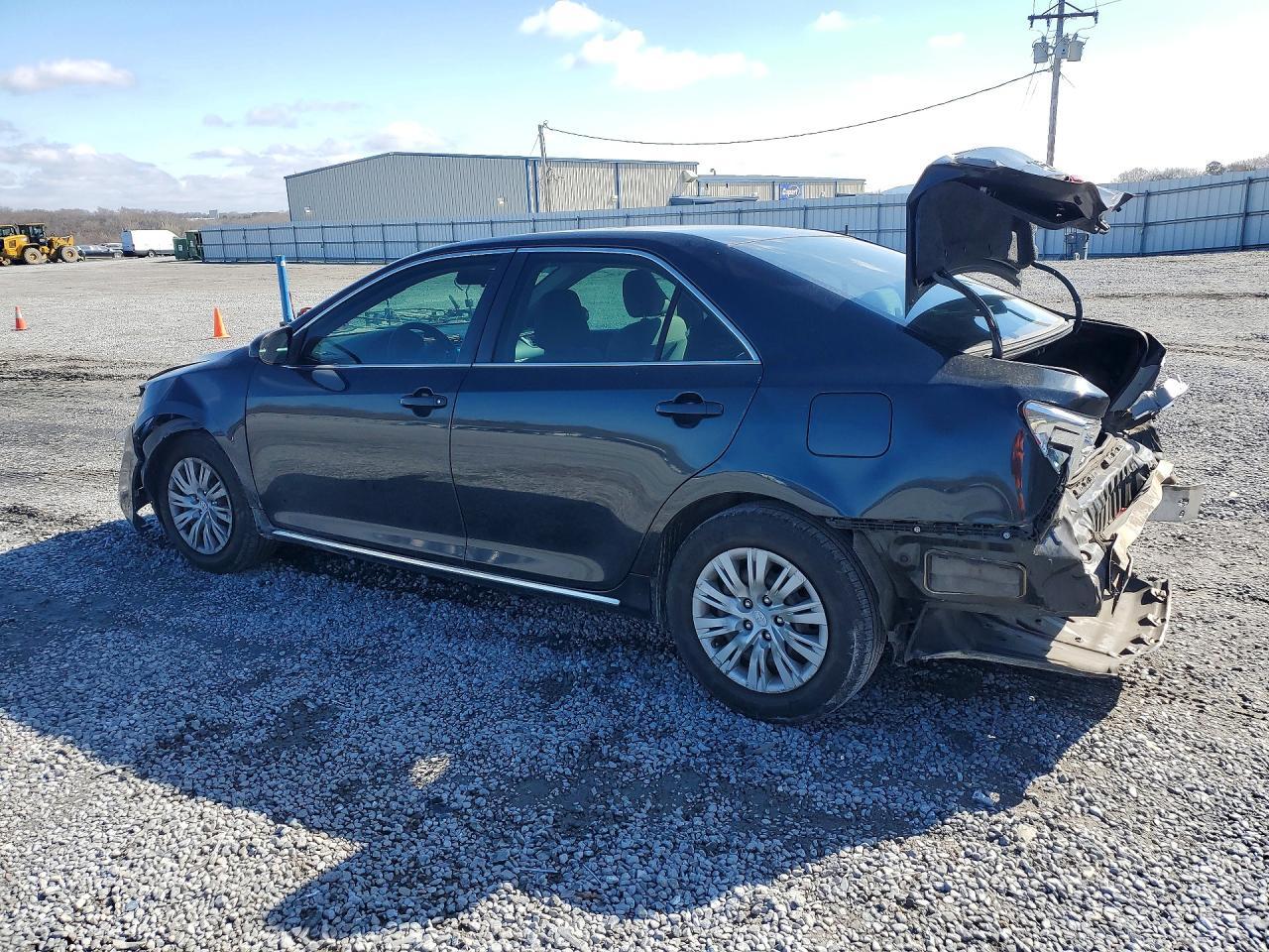 2012 Toyota Camry Le - Фото 2
