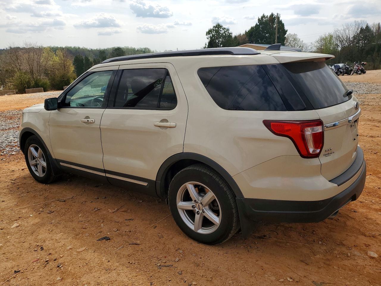 2018 Ford Explorer Xlt - Image 2