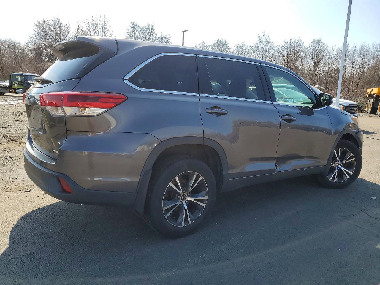 2017 Toyota Highlander Le - Фото 3