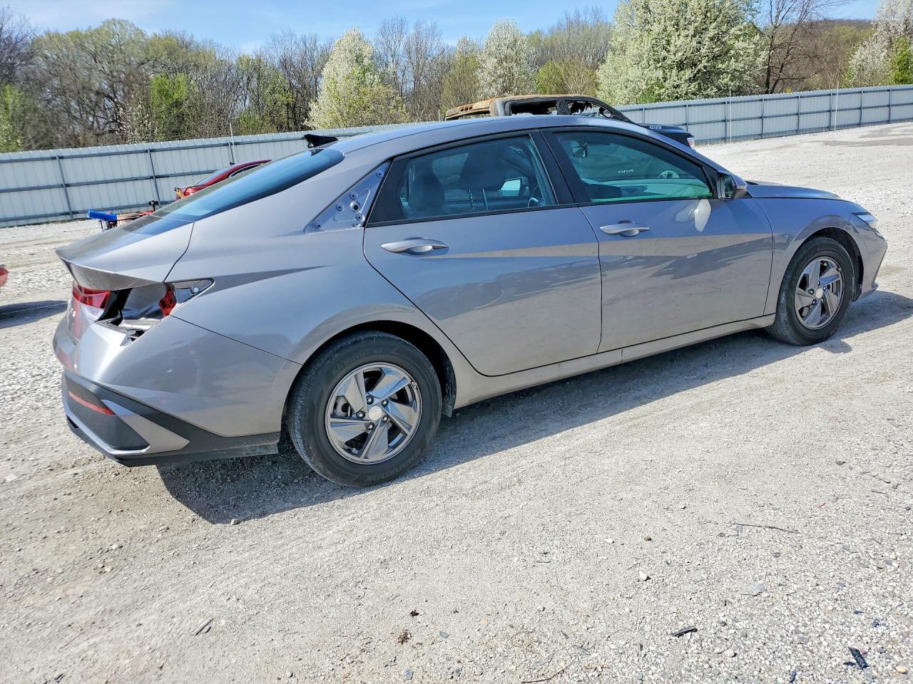 2024 Hyundai Elantra Se - Image 3