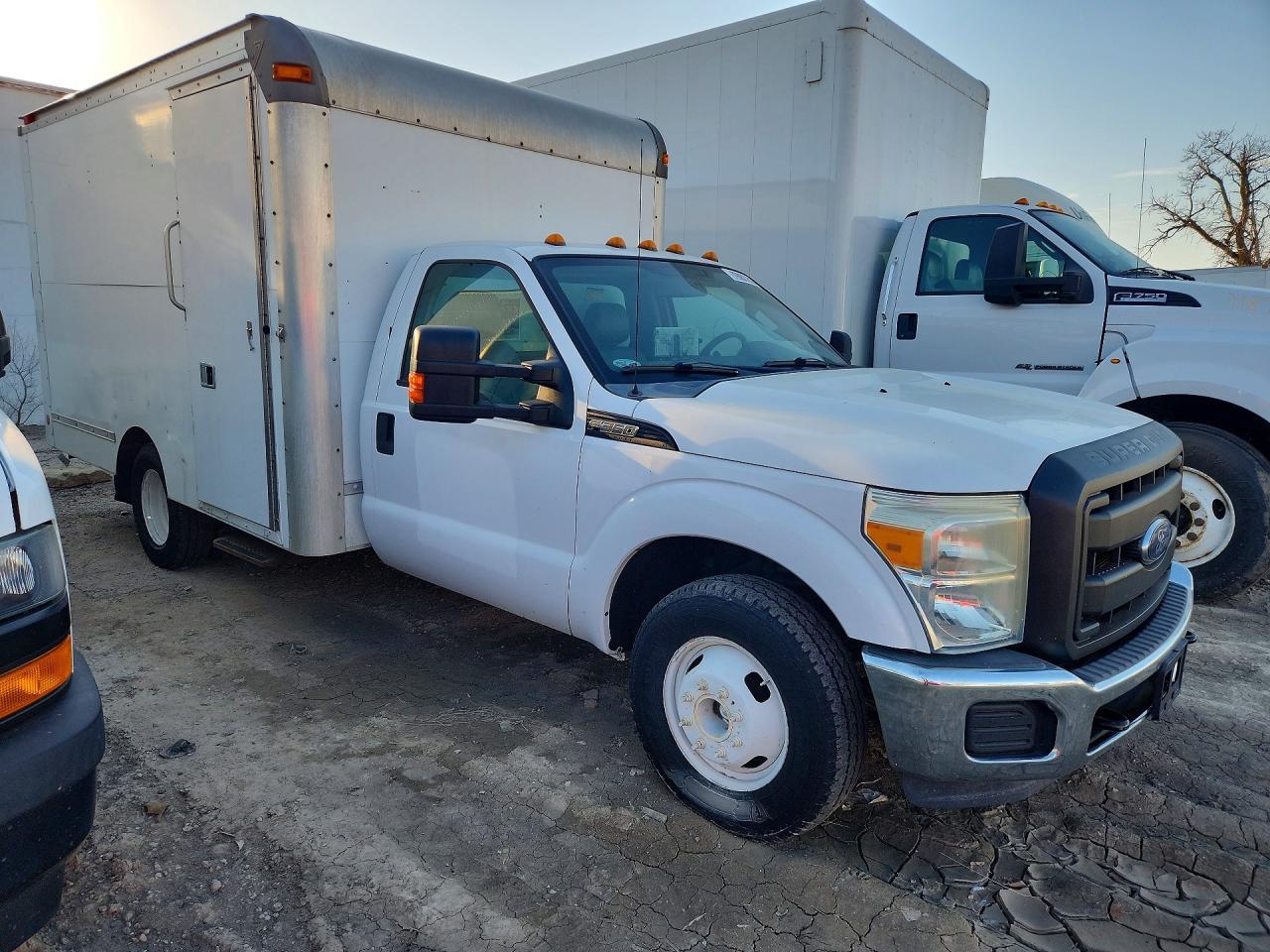 2013 Ford F350 Super Duty Box Truck - Фото 4