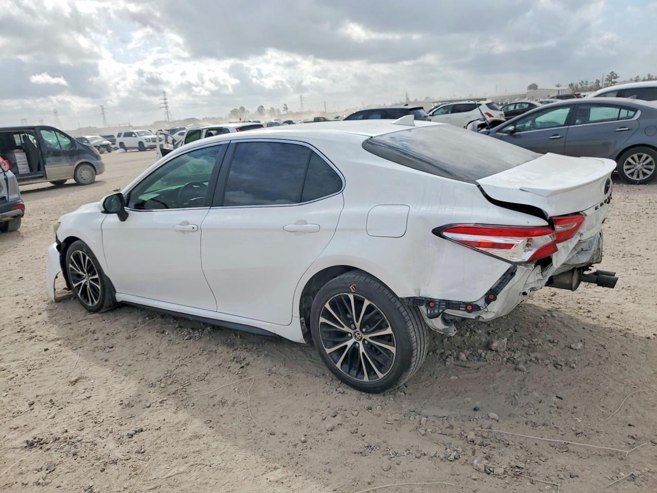 2020 Toyota Camry Se - Фото 2
