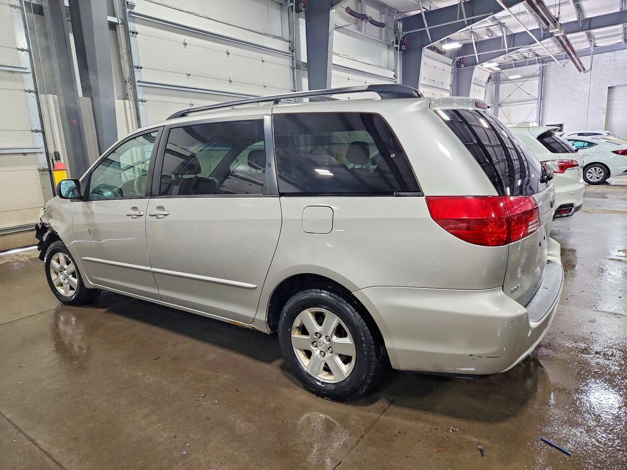 2004 Toyota Sienna Le 8 Passenger - Image 2