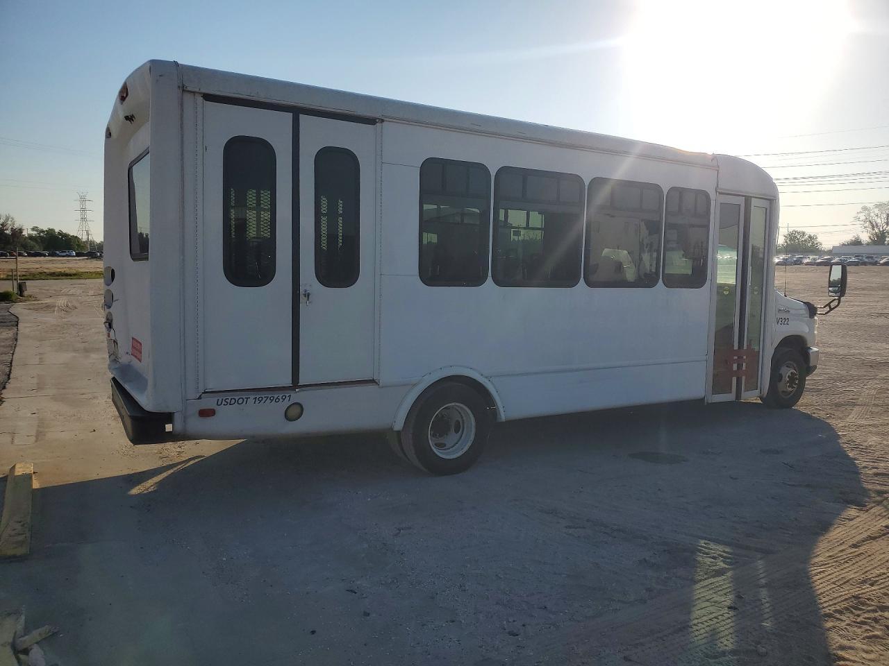 2014 Ford E450 Shuttle Bus - Фото 3