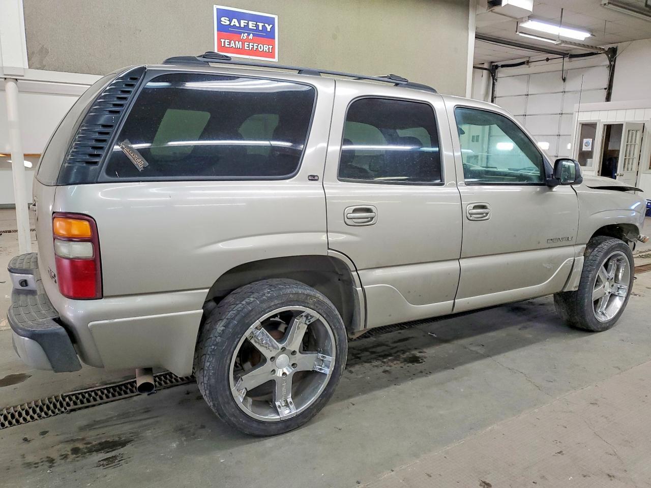 2002 GMC Yukon - Фото 3