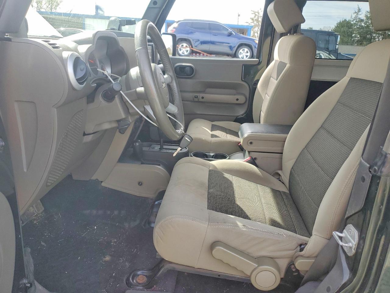 2010 Jeep Wrangler Sahara - Фото 7
